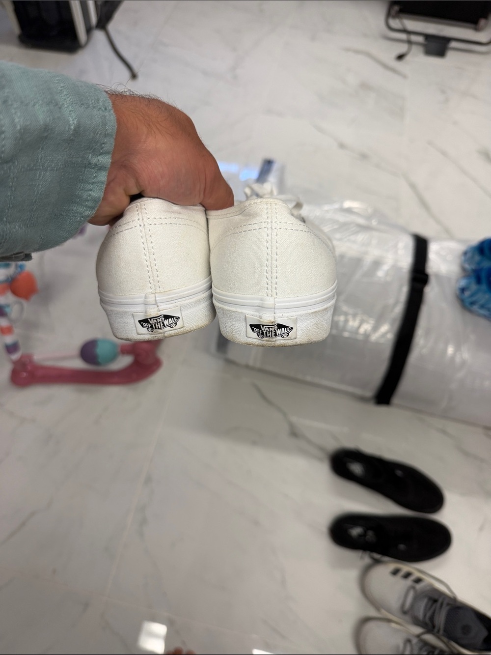 Vans White Canvas Low-Top Sneakers - Classic Lace-Up Style - Picture 2 of 4